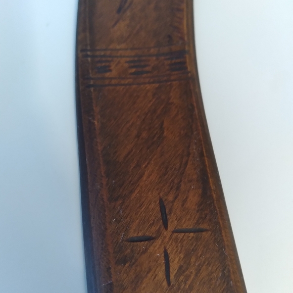 CARVED WOODEN BOOMERANG - Picture 2 of 4